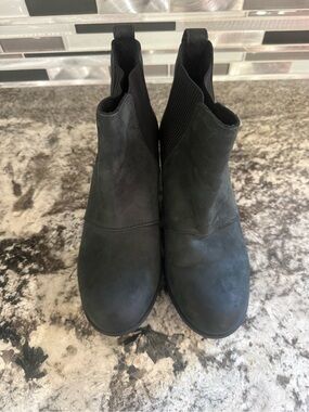 Sorel Black Chelsea Ankle Boots with Ribbed Elastic Panels